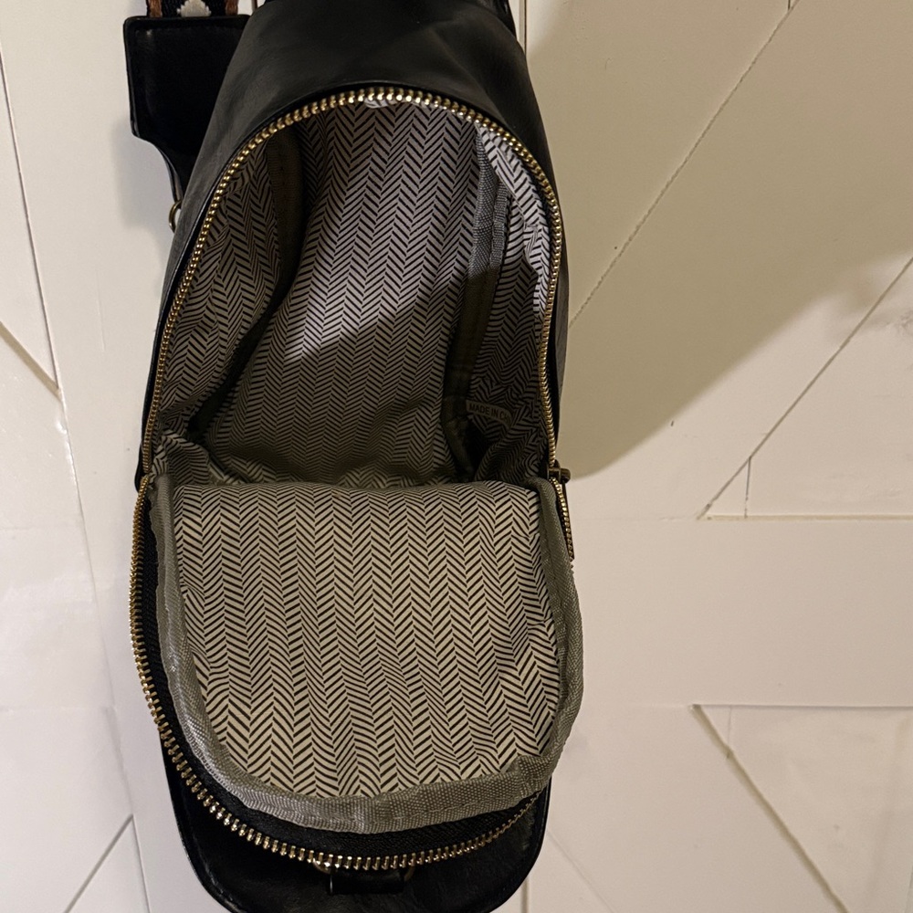 Cross body bag with vibrant native strap - Picture 10 of 15